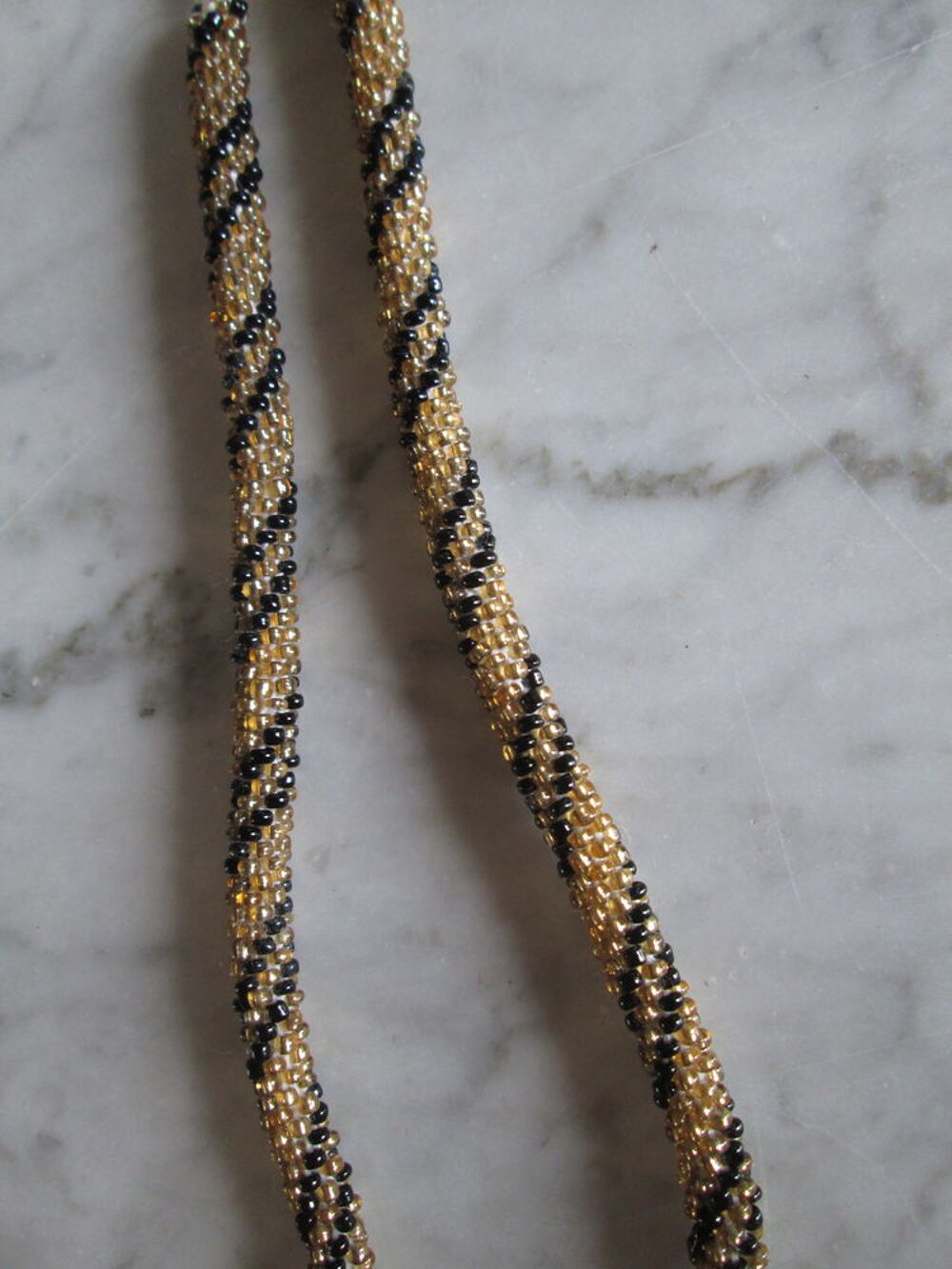 Colliers en petites perles de couleurs Bijoux et montres