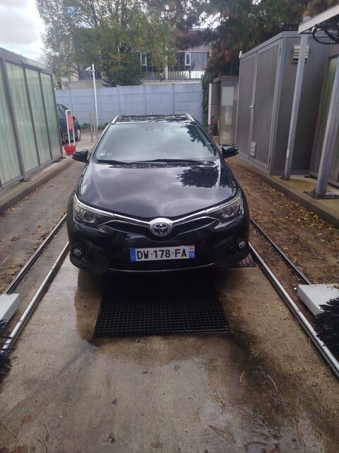 Toyota Auris Touring Sports Hybride 136h Dynamic Business 2015 occasion Bagnolet 93170