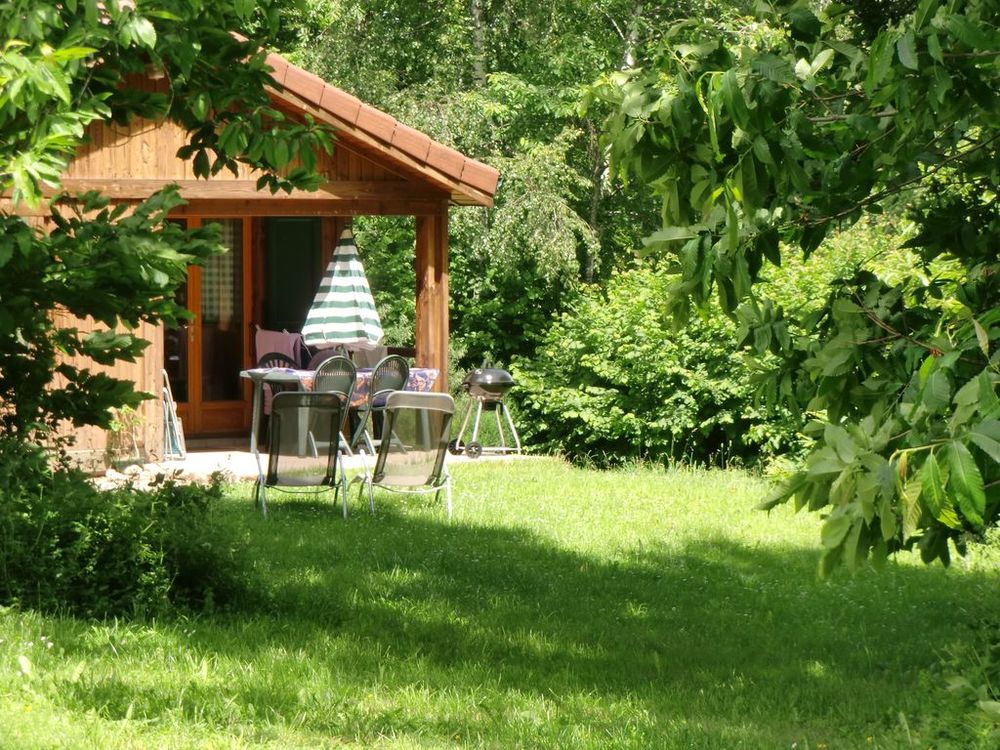   Gite-chalet  dans le Cantal, à la ferme, avec un étang. Auvergne, Le Rouget (15290)