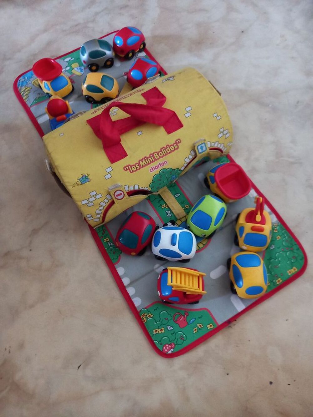 GARAGE PORTATIF AVEC BOLIDES Jeux / jouets