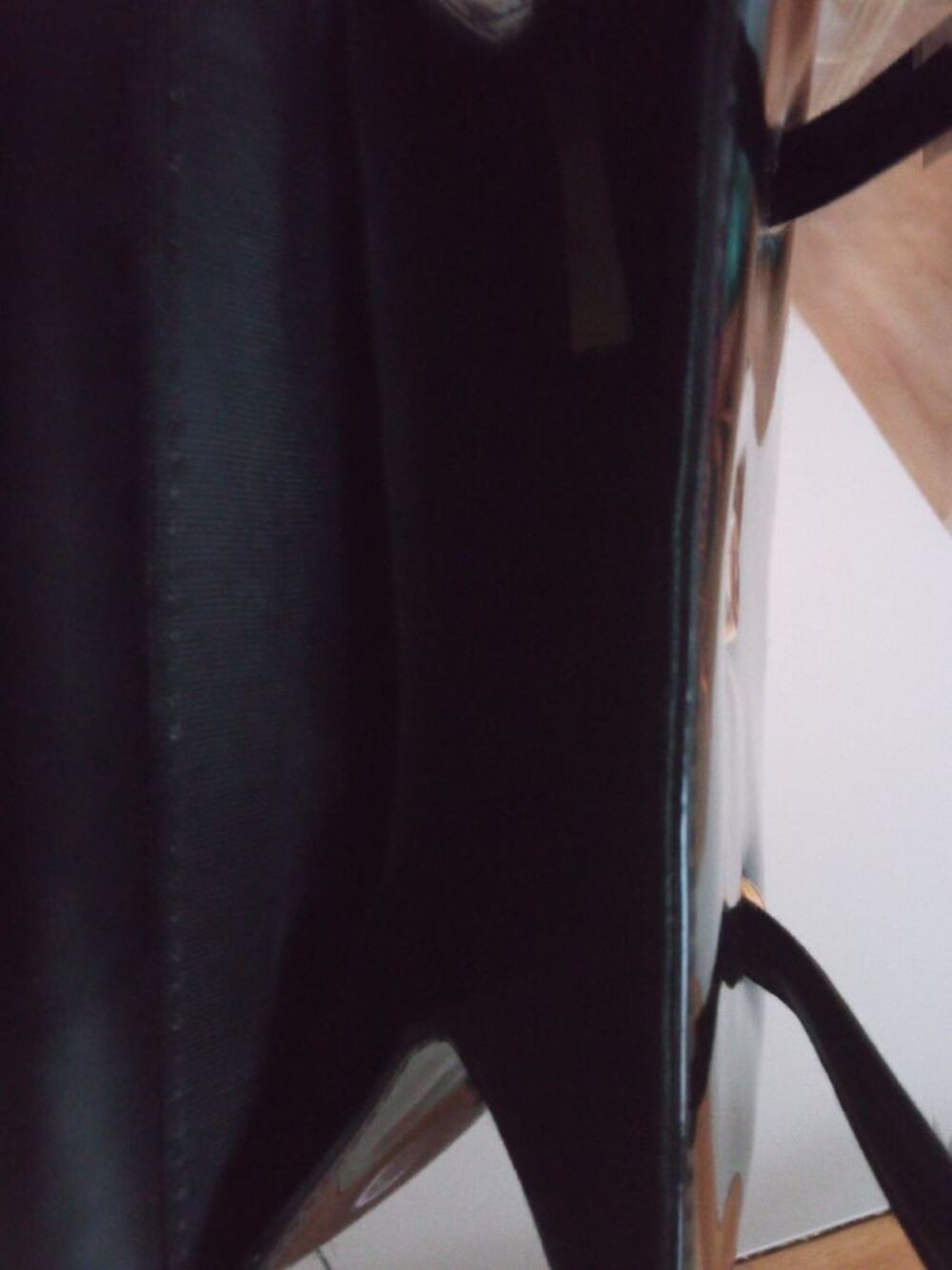 sac noir chic avec un solide bouton &agrave; pression fabriqu&eacute; en France par la collection N&Eacute;O -SACS B8 - Paris . &Agrave; ne pas rater pour vos occasions pr&eacute;f&eacute;r&eacute;es : sorties , rendez-vous ou Bureau ... Etc Maroquinerie