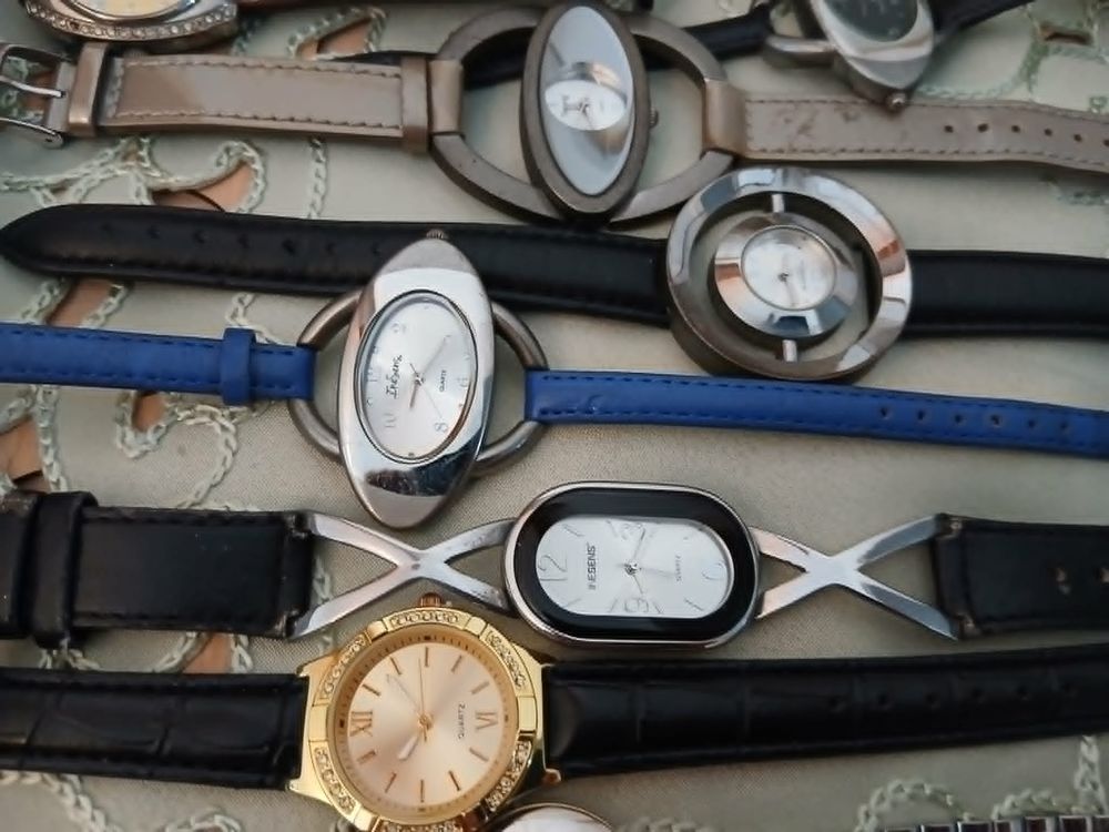  Lot dix montres + coffret bois vitr&eacute; de valeur N&deg;1346 Bijoux et montres