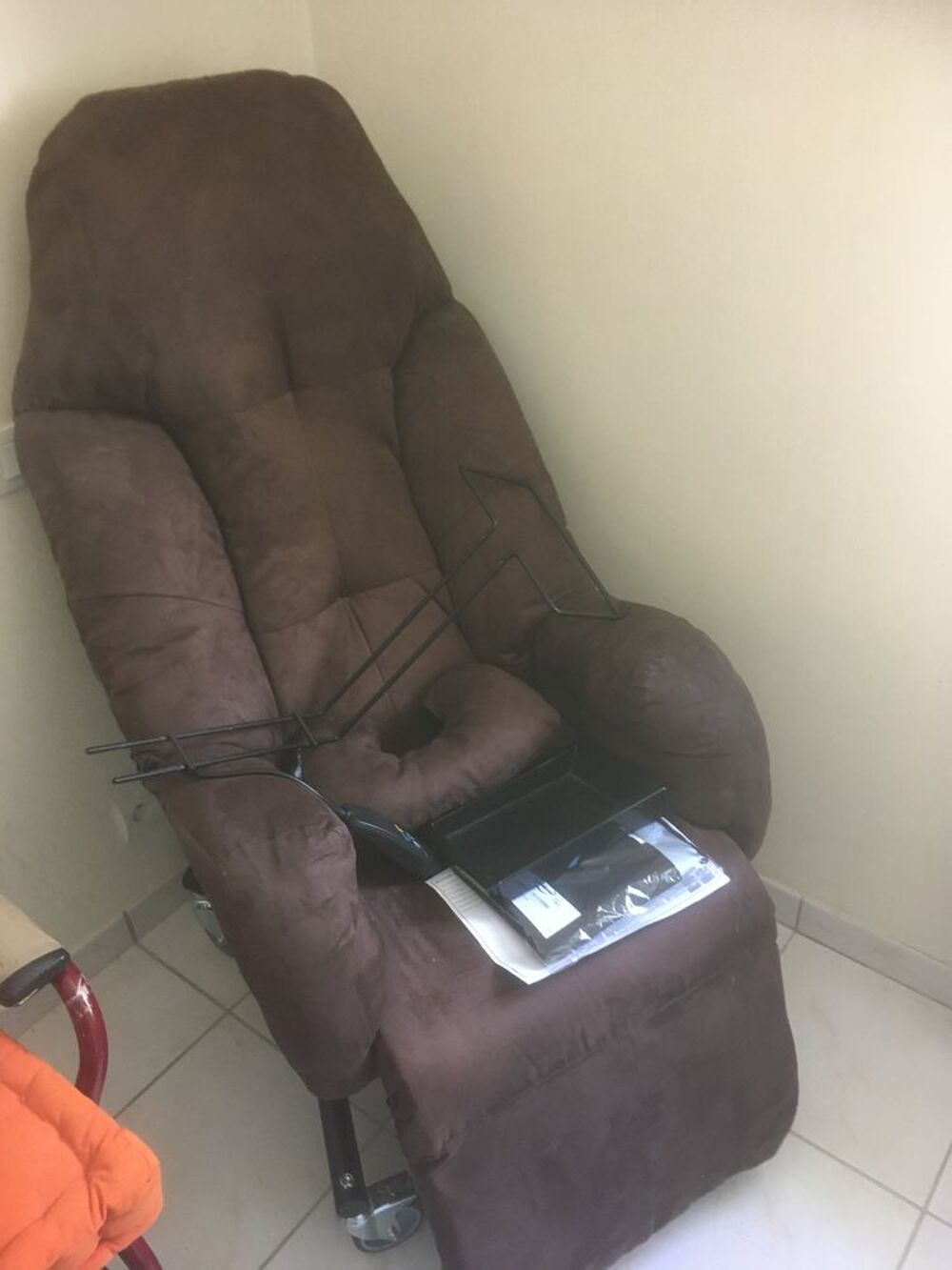 Fauteuil &eacute;lectrique relax en tissus velours marron. Meubles