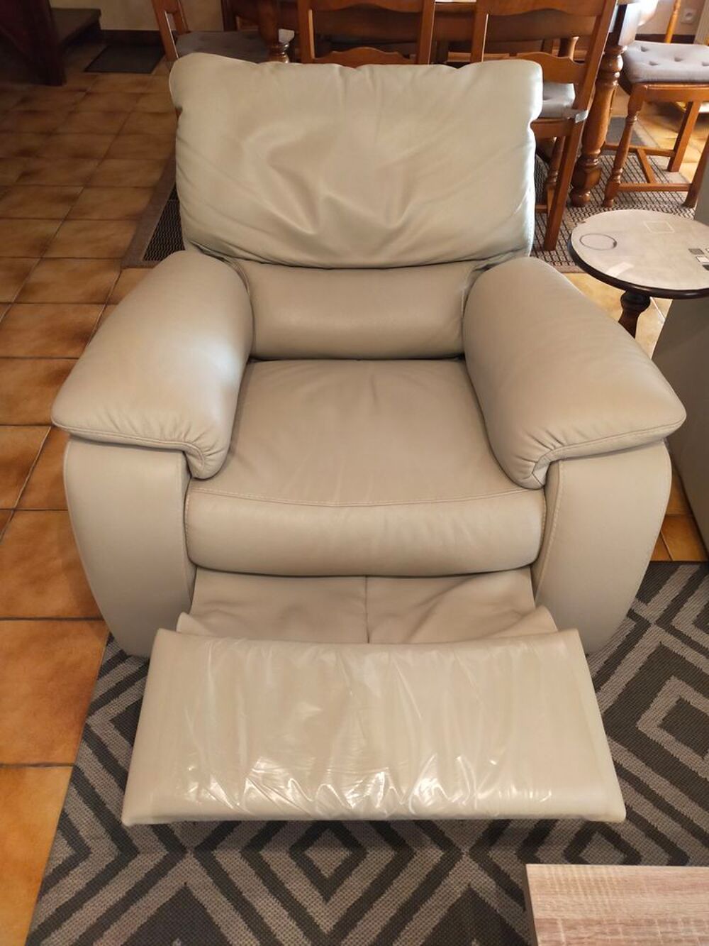 A saisir 2 fauteuils &eacute;lectriques en cuir v&eacute;ritable Meubles
