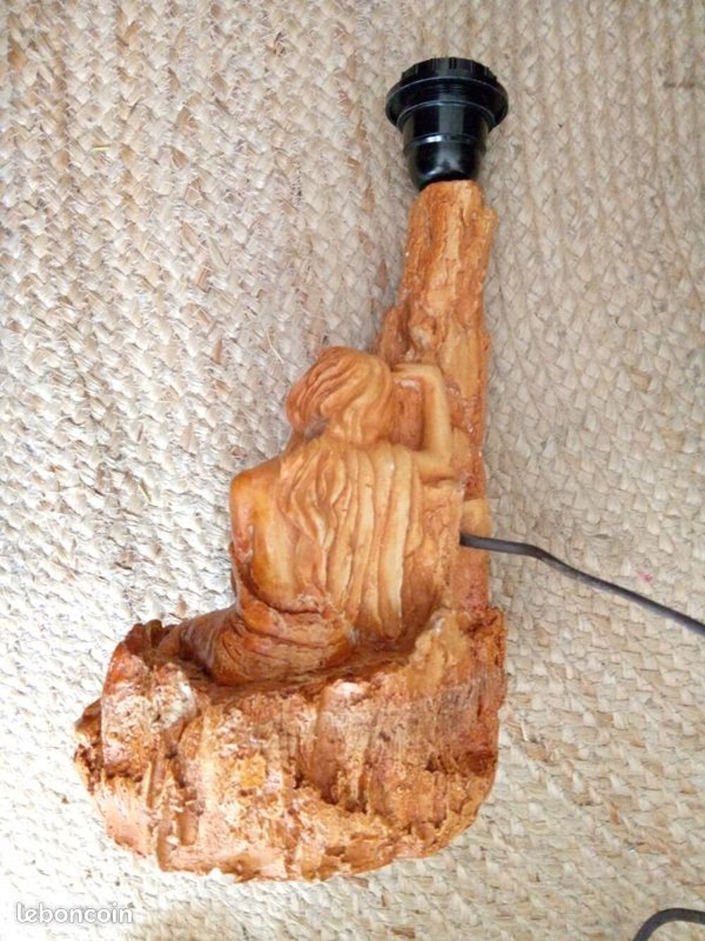 lampe en r&eacute;sine - femme lassive Décoration