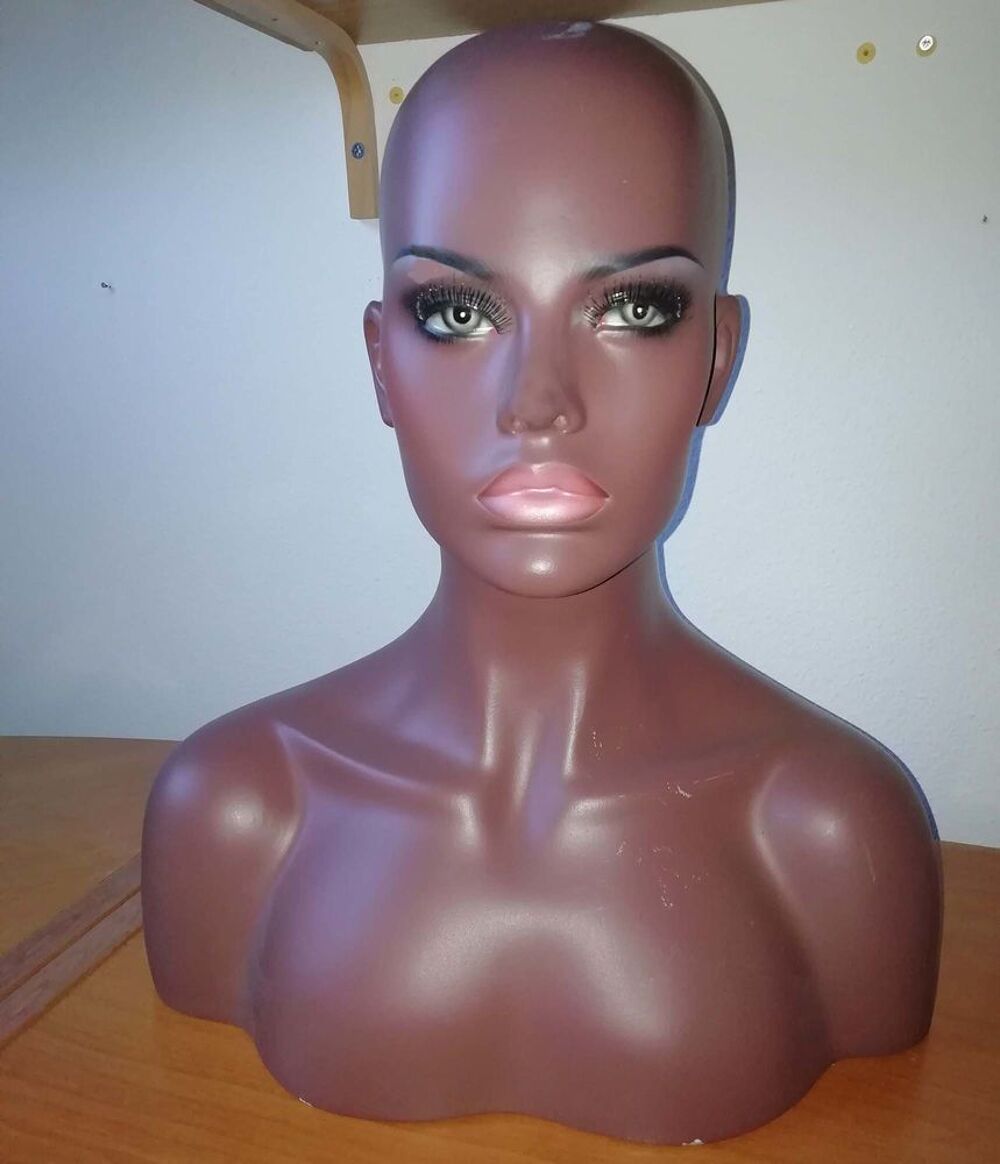 Grande t&ecirc;te buste de mannequin de couleur sur Arbus 64230 Décoration