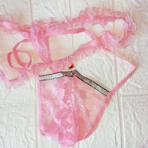 String en colorie rose pour homme en dentelle transparente. 0 Lyon 9 (69)