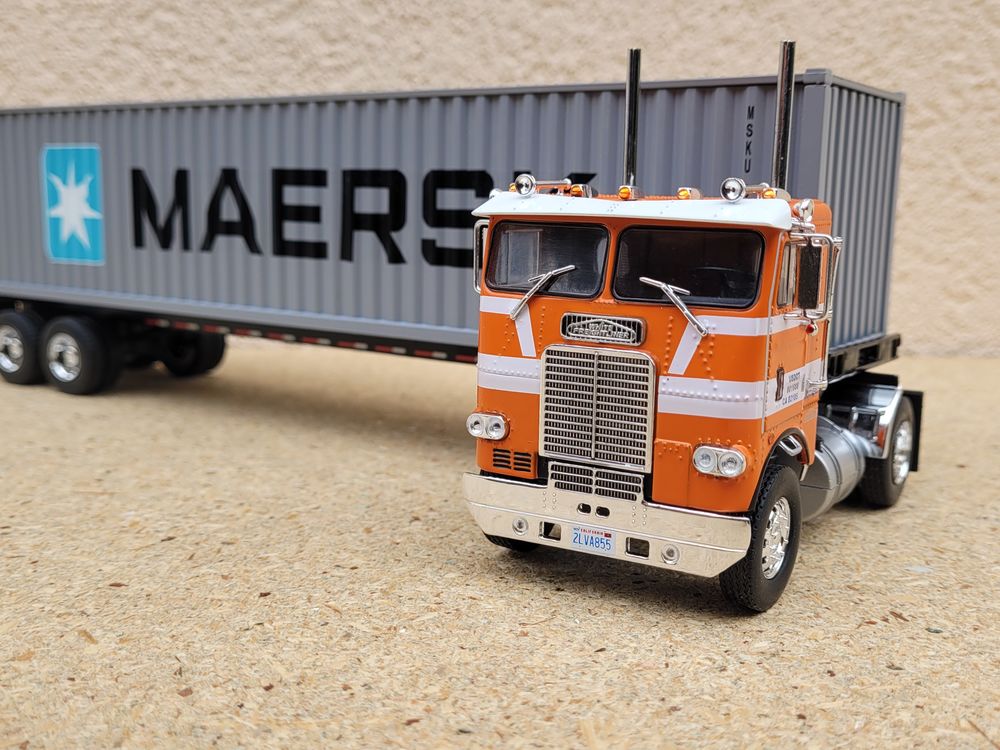 Camion am&eacute;ricain Freightliner Coe + porte-container MAERSK 