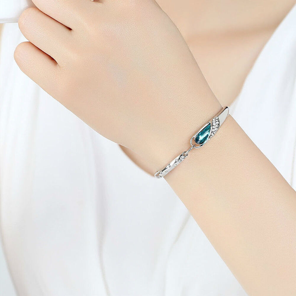 18 parures colliers/pendentifs bracelets Bijoux et montres