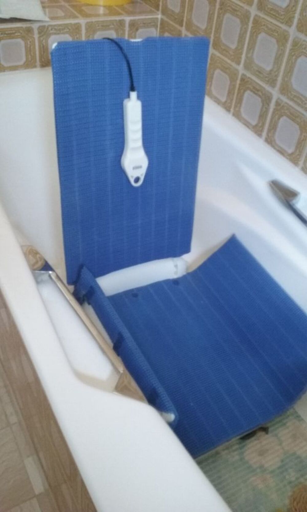 El&eacute;vateur pour baignoire Aquatec Beluga bleu Electroménager