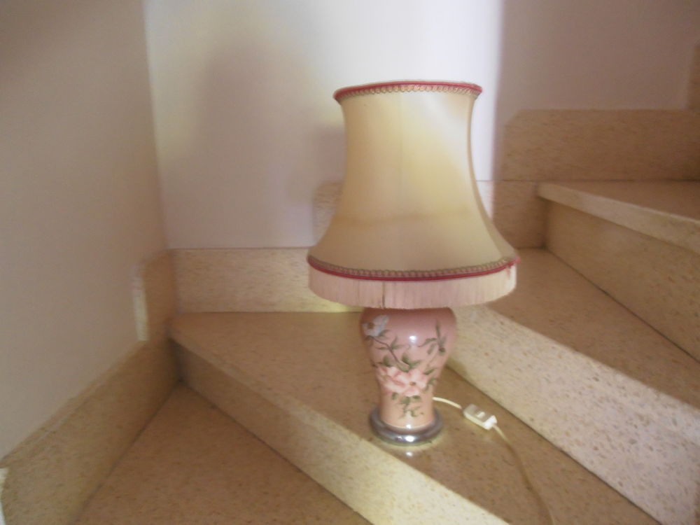 lampe en fa&iuml;ence . Décoration