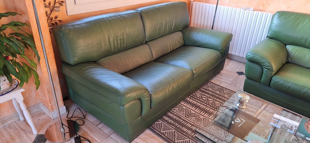 
2 canapes cuir 
Meubles