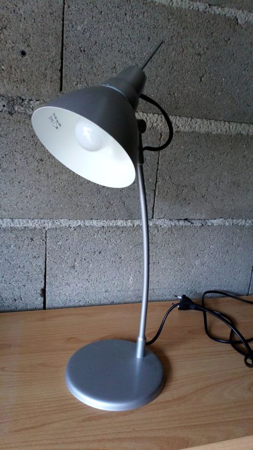 Lampe de bureau m&eacute;tal vintage grise
Décoration