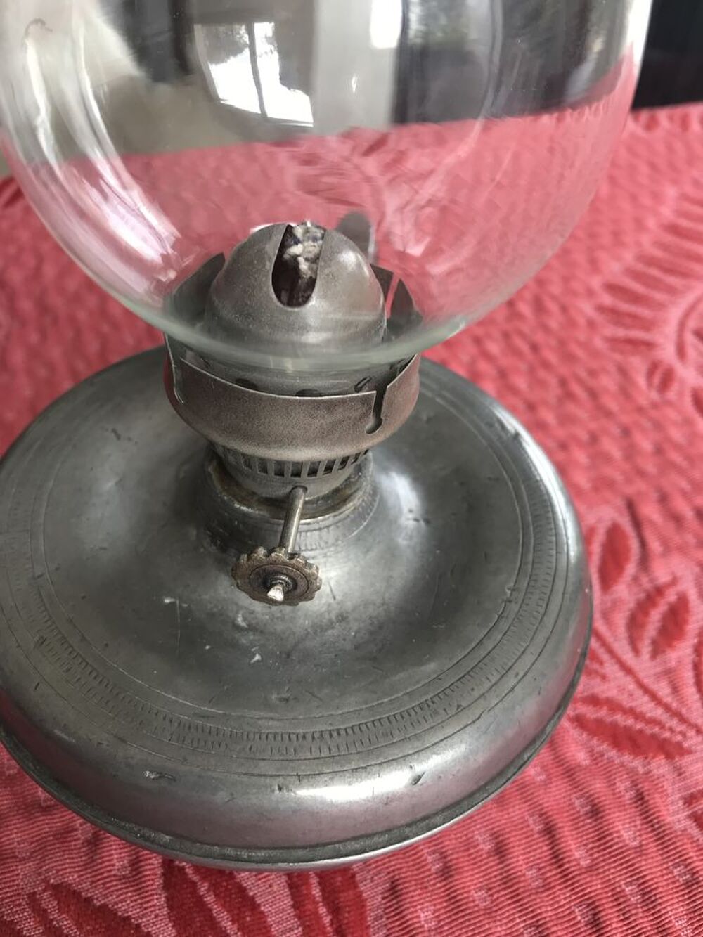 Lampe &agrave; p&eacute;trole en &eacute;tain vieilli , Décoration