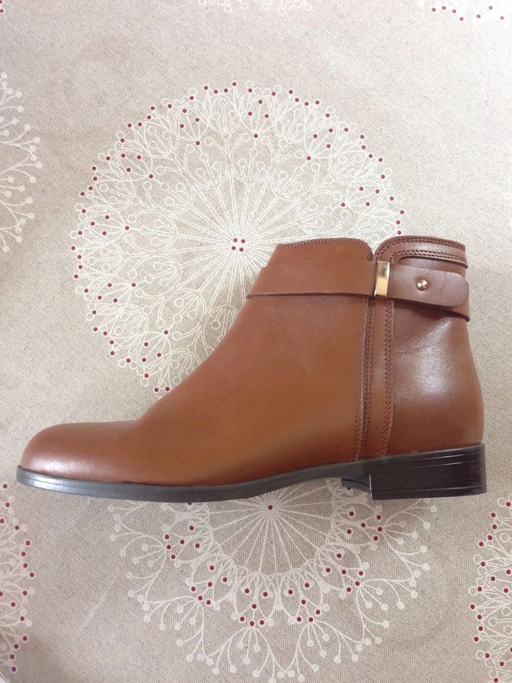 Chaussures &Eacute;ram cuir couleur camel.Boucles dor&eacute;es, 38. Chaussures
