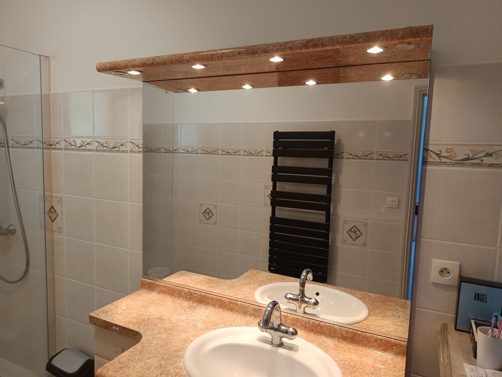 Meuble vasque avec robinet , miroir, et &eacute;clairage . Meubles