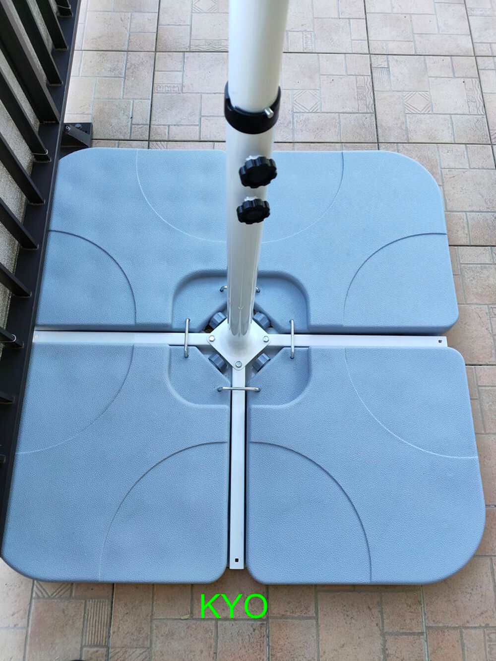 OUTSUNNY Lot Parasol d&eacute;port&eacute; rond gris 3mx2,5m avec 4 Dalles Jardin