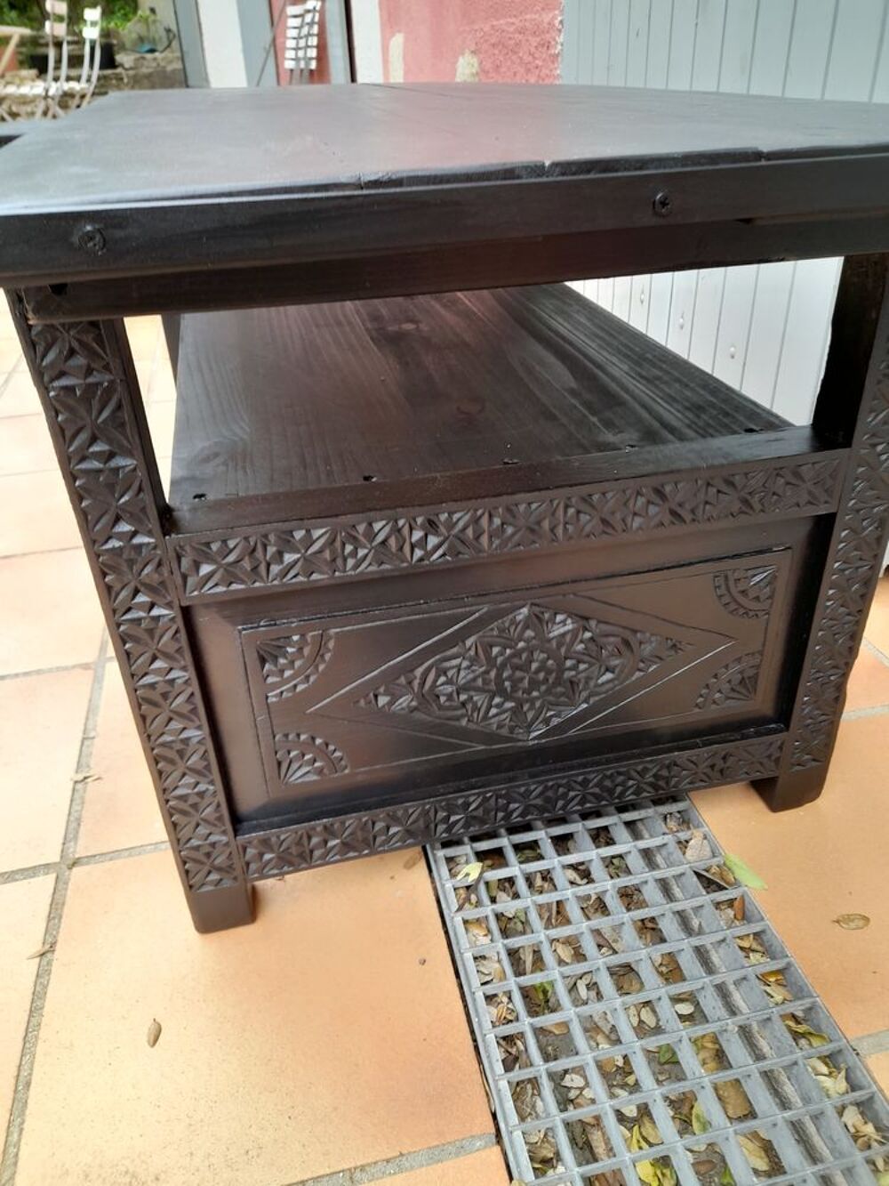 1 table basse en c&egrave;dre de l'Atlas sculpt&eacute; Meubles