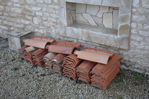 lot de 96 tuiles jamais servies. Coulon (79)