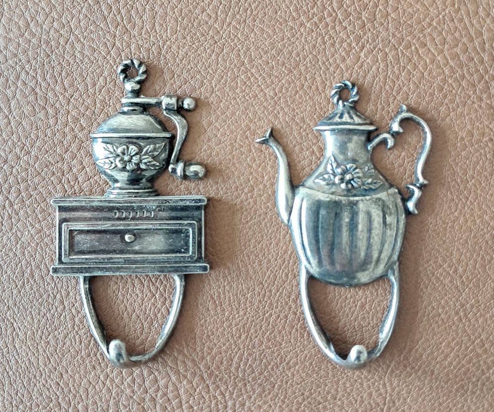 lot de 2 attaches torchon en m&eacute;tal moulin &agrave; caf&eacute; cafeti&egrave;re Décoration