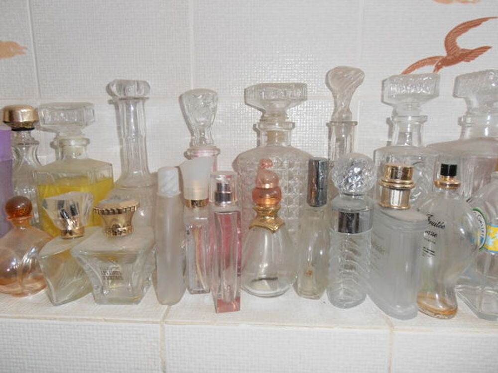 collection compl&egrave;te flacons de parfum (vides) 