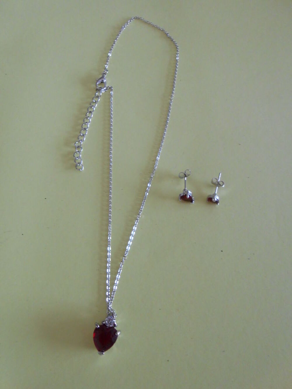 CHAINE ARGENTEE ET PENDENTIF Bijoux et montres
