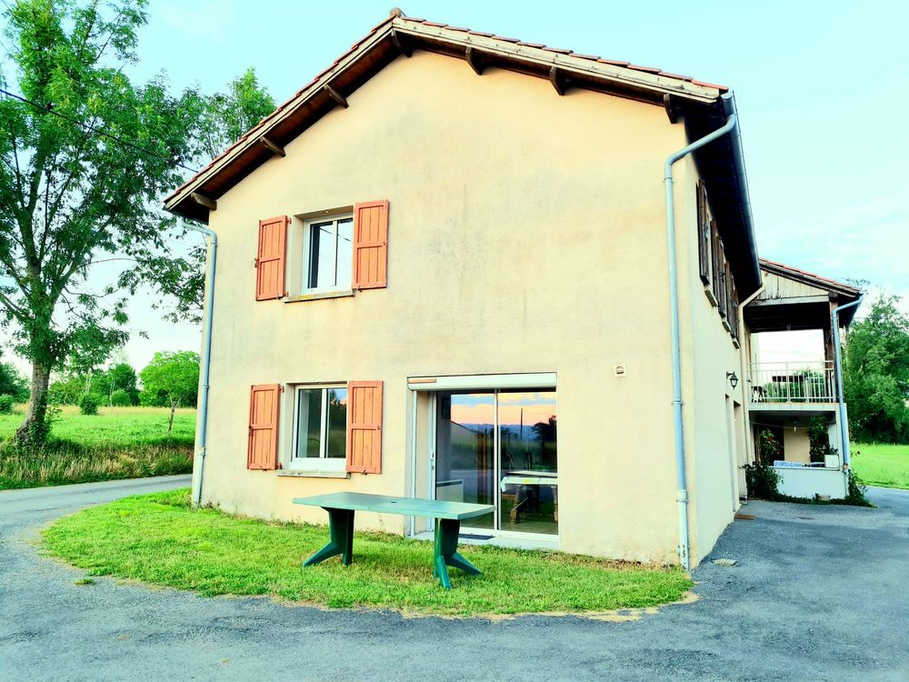   Gîte rdc  à la nuitée ou semaine sur la ferme Auvergne, Le Trioulou (15600)