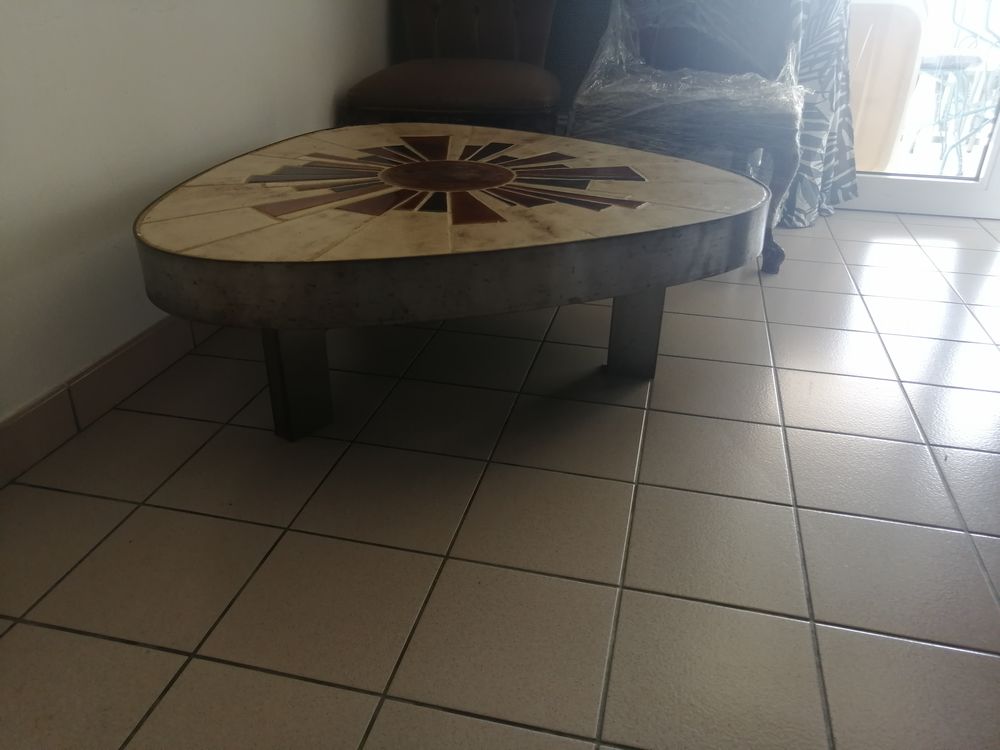 
Table basse triangulaire au plateau &agrave; d&eacute;cor soleil, Meubles