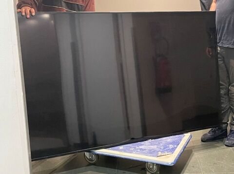 �cran t�l�vision SHARP - 80  / 1m80 x 1m00 Paris 11 (75)