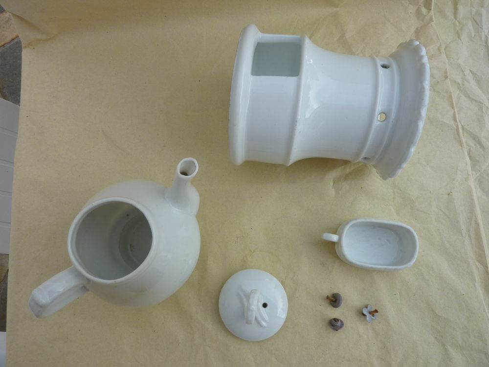 Tisani&egrave;re tr&egrave;s ancienne du 19e en porcelaine 