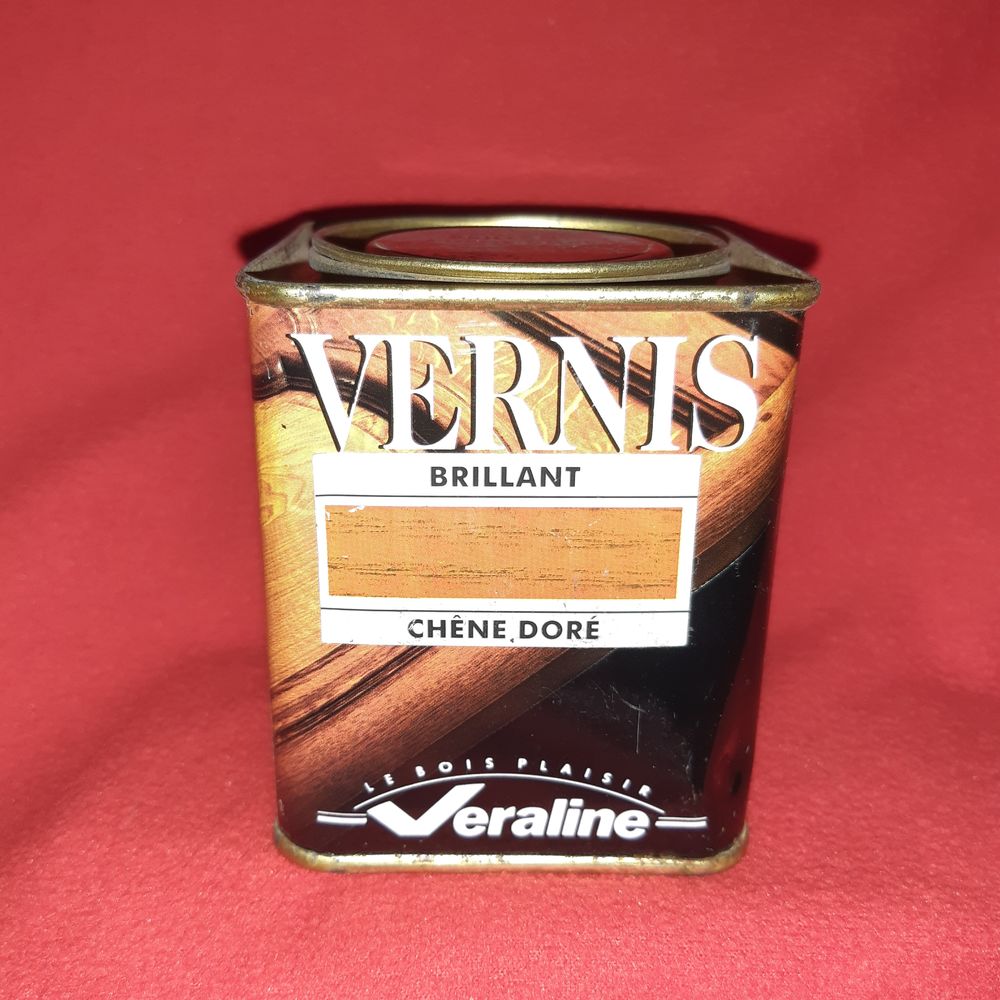 Vernis bois, diff&eacute;rentes teintes et volumes de 10 &agrave; 25 € Bricolage