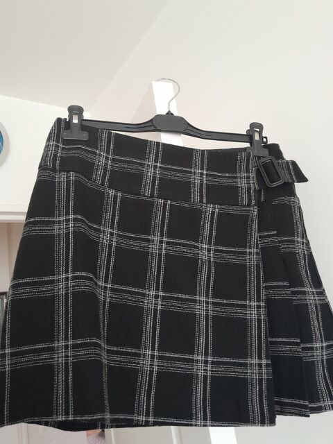 Jupe courte � carreaux noirs et blancs Le Perreux-sur-Marne (94)