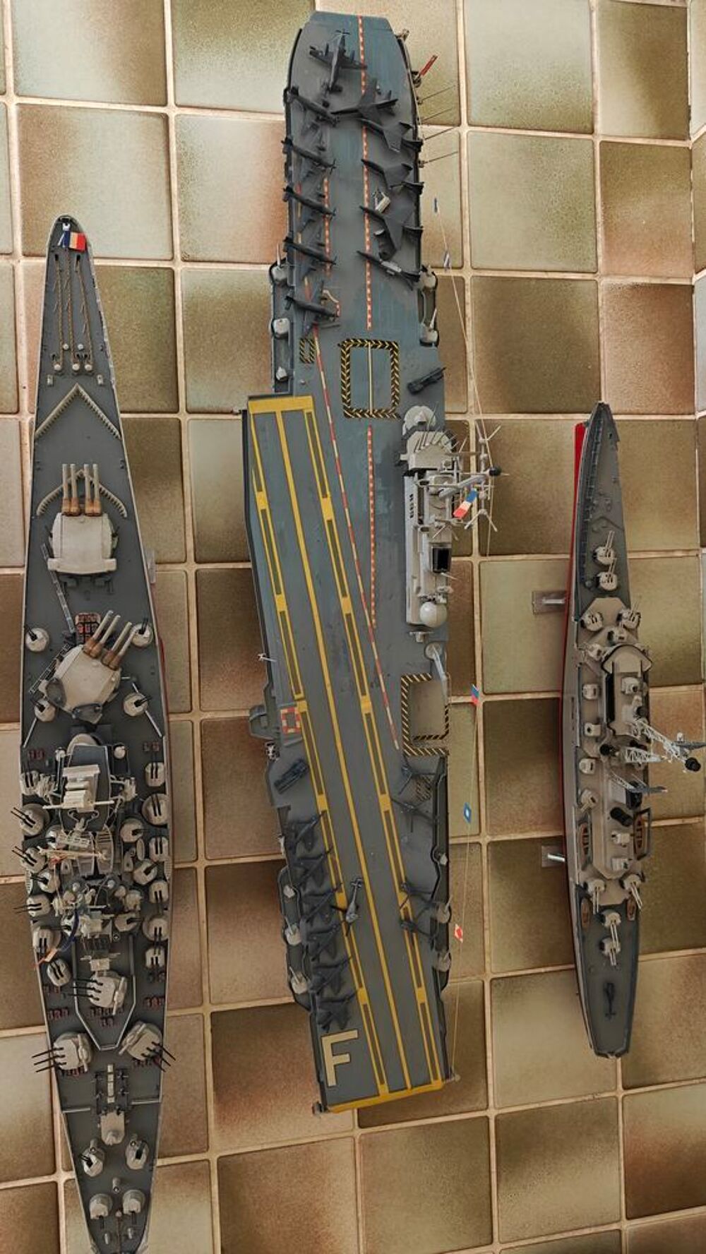 3 maquettes de bateaux militaires Heller ann&eacute;es 1970 Décoration