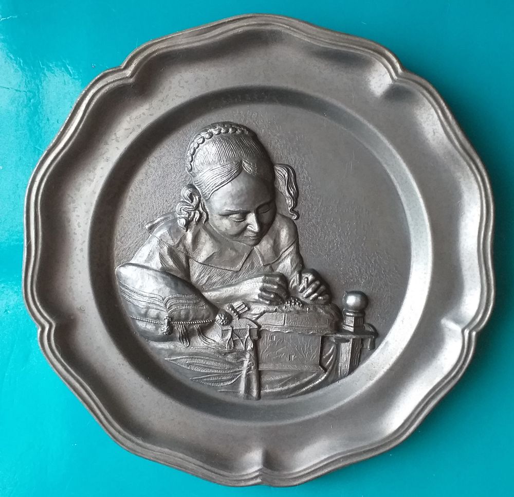  Assiette d&eacute;corative en &eacute;tain : femme effectuant des travaux manuels 