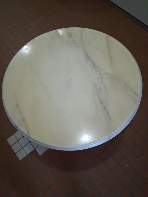 Petit gueridon avec un marbre blanc 0 Dang�-Saint-Romain (86)