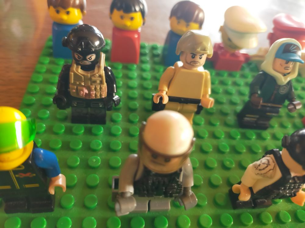 des personnages LEGO par lots de dix Jeux / jouets