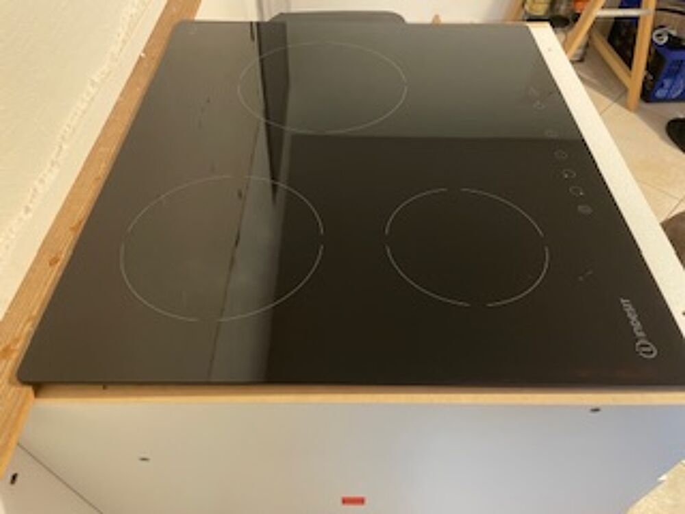 PLAQUE VITROCERAMIQUE 3 FEUX INDESIT Electroménager