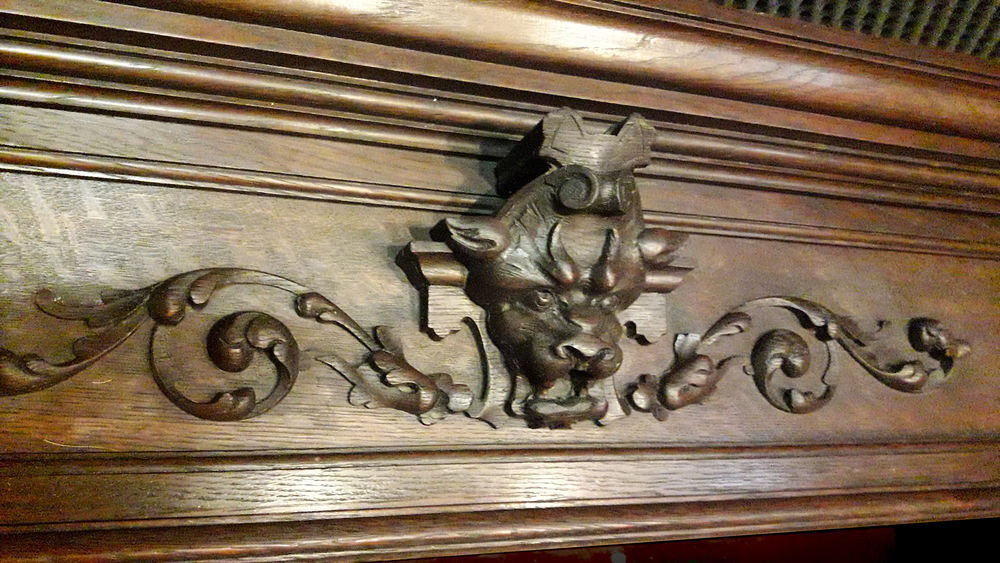 Armoire Ch&ecirc;ne massif style renaissance L.XIII
Meubles