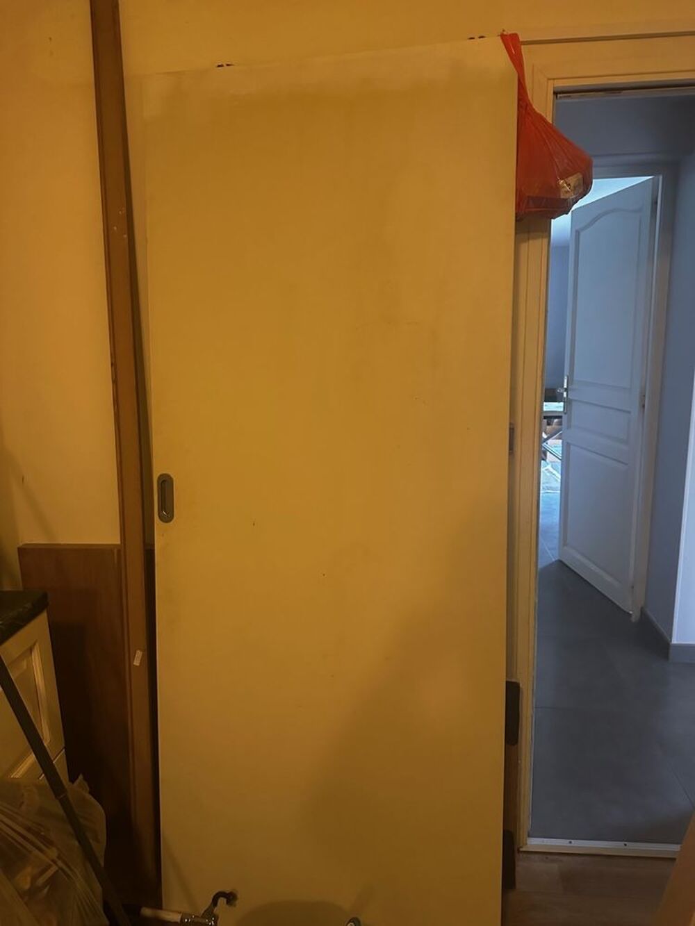 Porte Coulissante avec ses accessoires Meubles