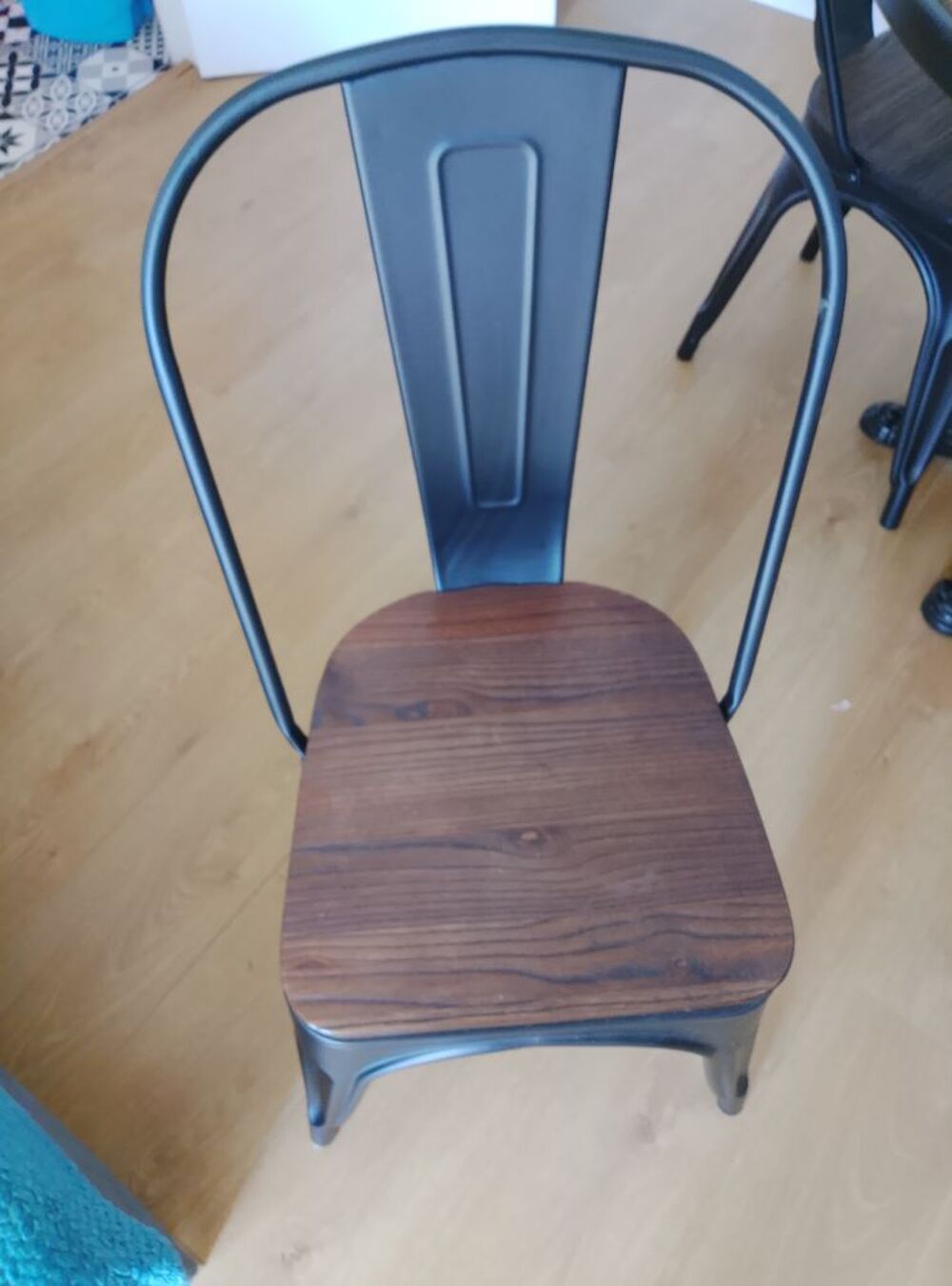 Jolie table ronde pied en fonte. Diam&egrave;tre 90
Avec 4 chaises Meubles