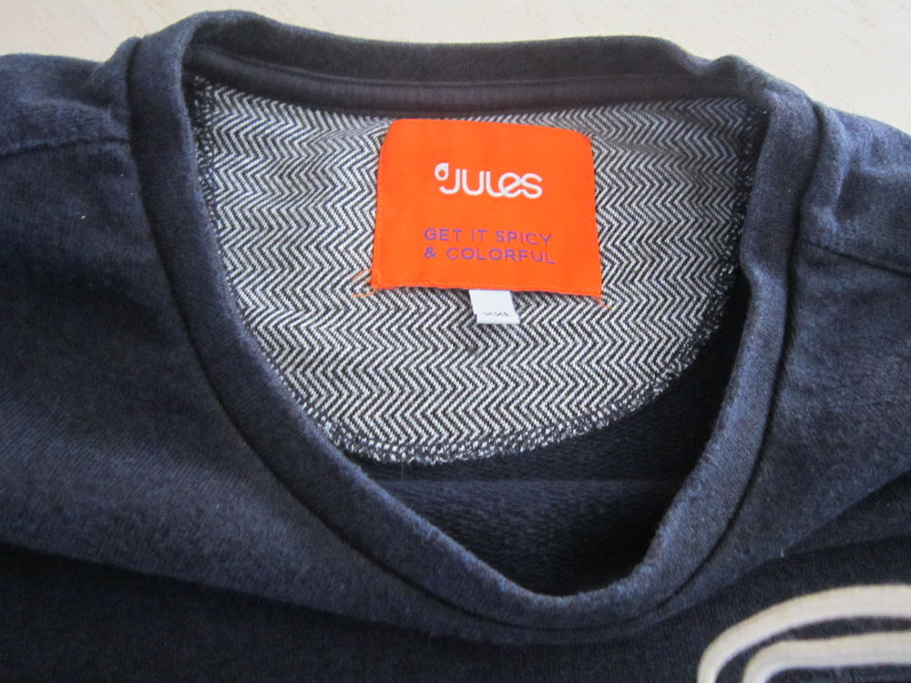 Un sweat de couleur noire Vtements