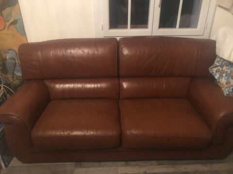 2 canap�s deux places marrons marqu� CUIR CENTER bon �tat 450 Les Angles (66)