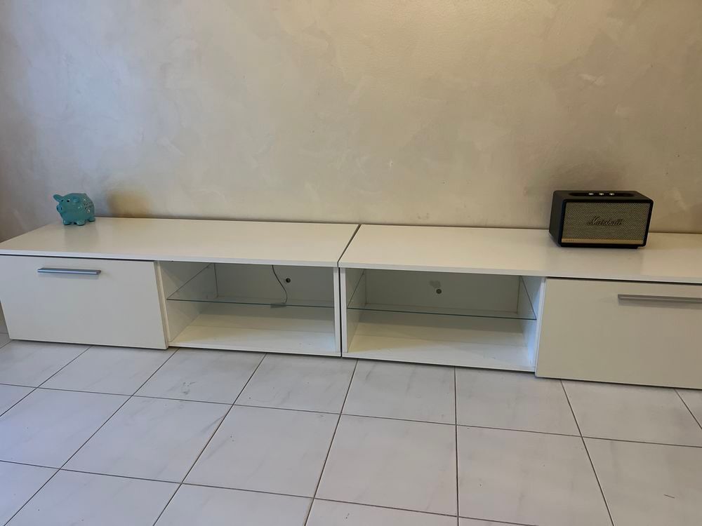 Deux tables basses. Je peux les vendre separ&egrave; a 20 euro Meubles