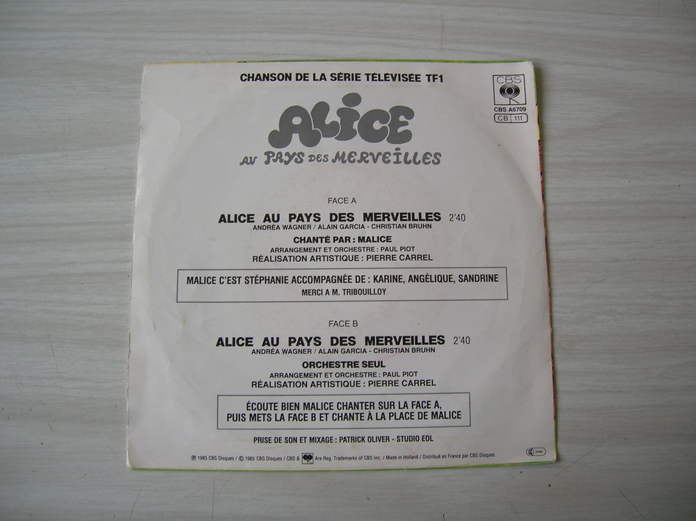 45 TOURS ALICE AU PAYS DES MERVEILLES
Chant&eacute; par MALICE
CD et vinyles