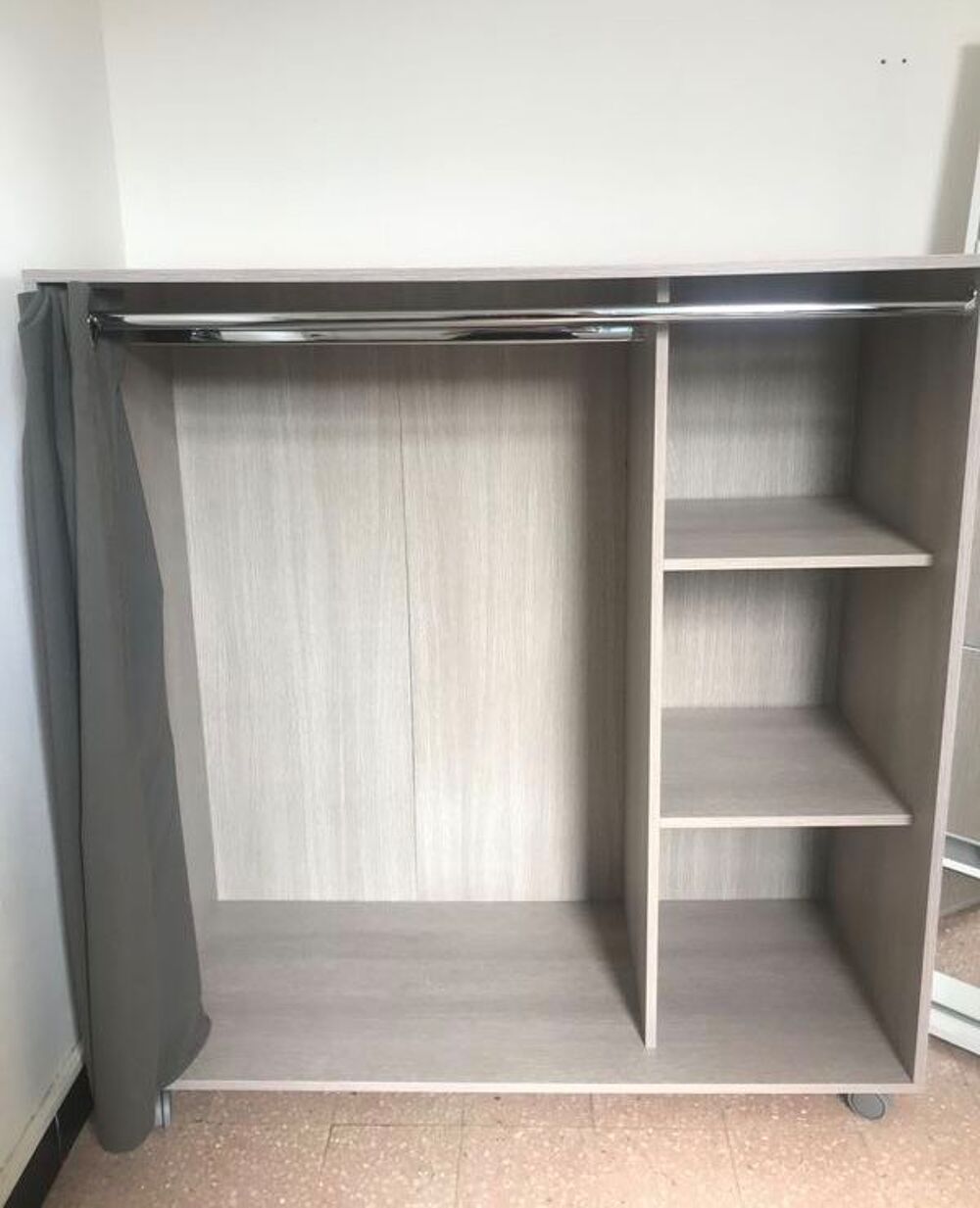 Dressing sous comble avec rideau Meubles