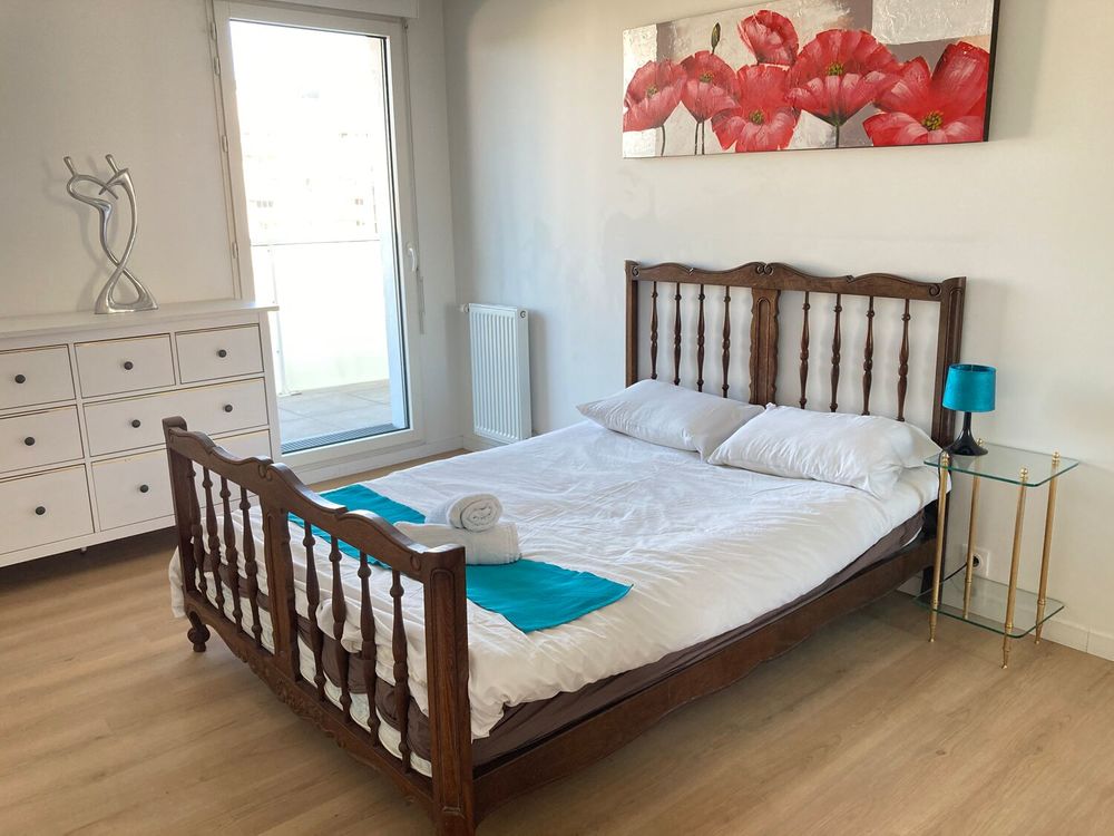Lit 140 x 190 avec sommier &agrave; latte neuf + matelas Meubles