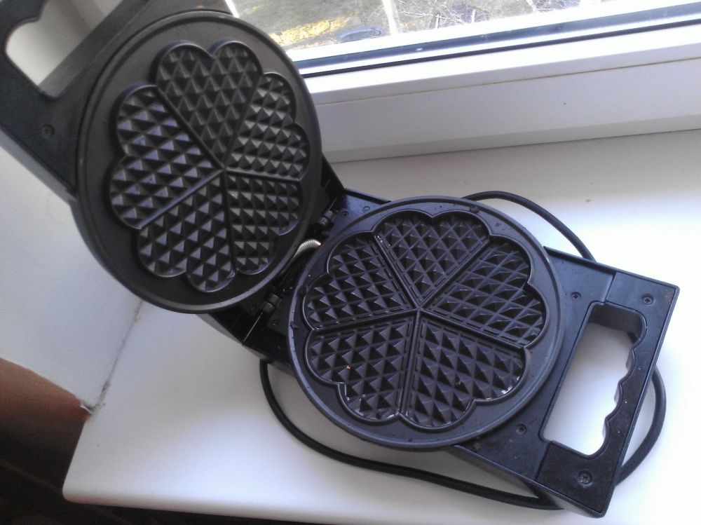 Gaufrier electrique 1200 Watts 5 gaufres forme de coeur 
Electroménager