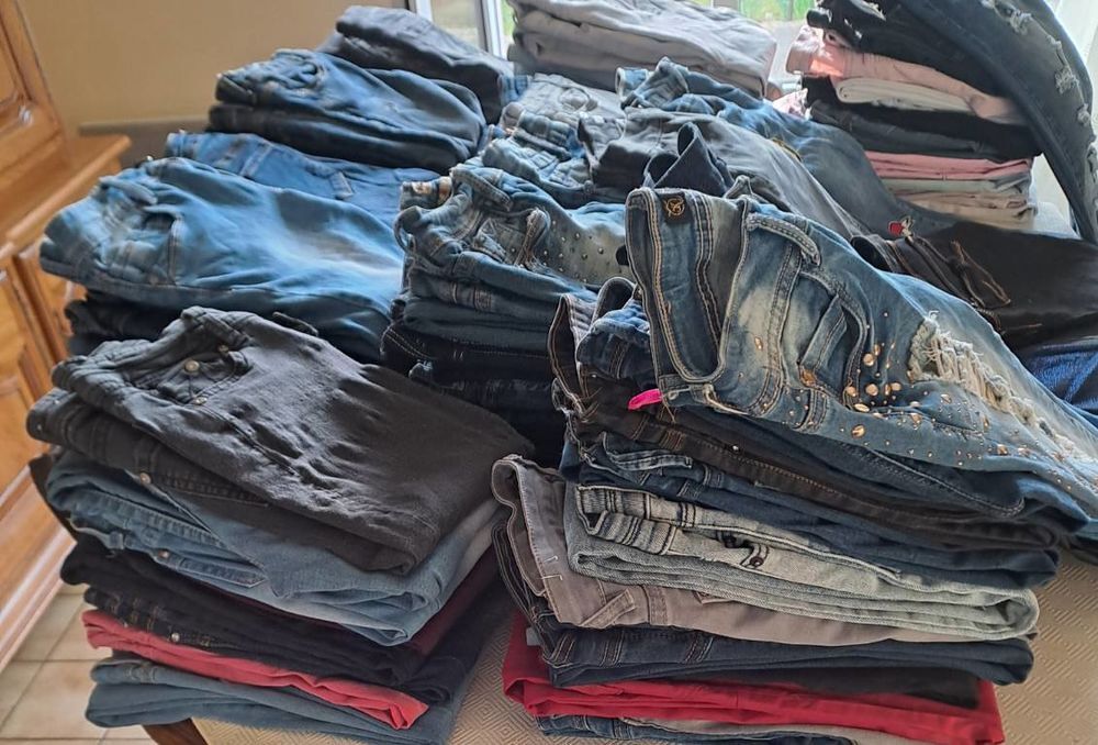 lot de 115 jeans neufs et occasions Vtements