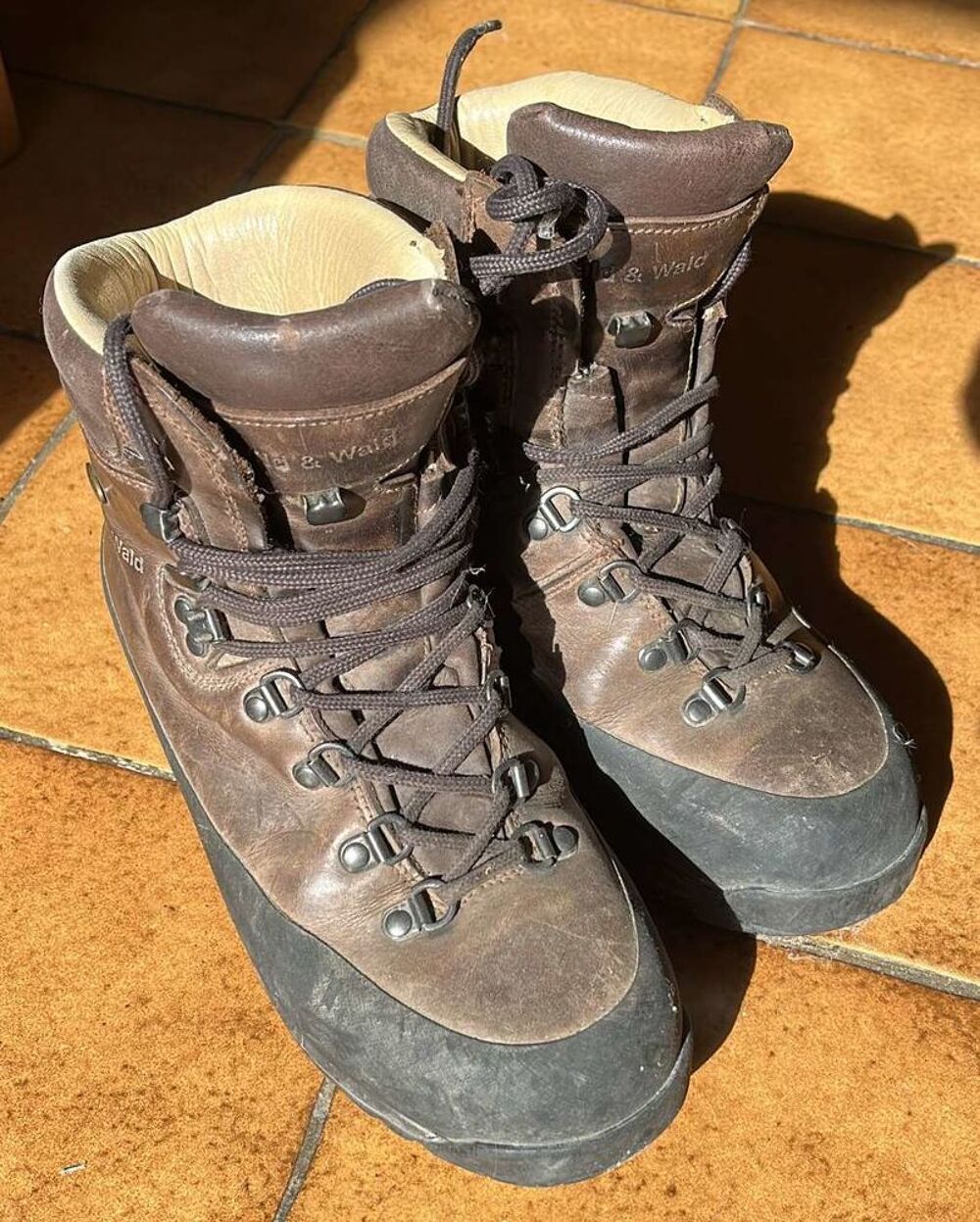 Chaussures randonn&eacute;e EU 38 UK 5 montagne solides Chaussures