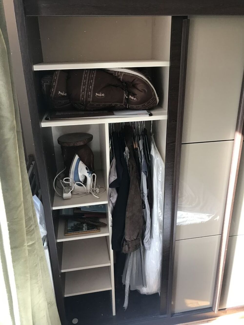 grande armoire en bois avec 3 portes coulissantes Meubles